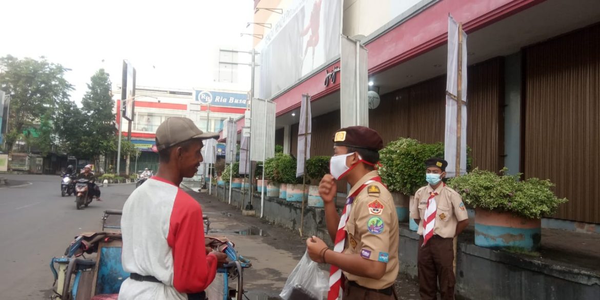 Personil Pramuka Peduli Disela Pengamanan Natal Bertugas Bagikan Masker dan Sosialisasi Disiplin Protokol Kesehatan