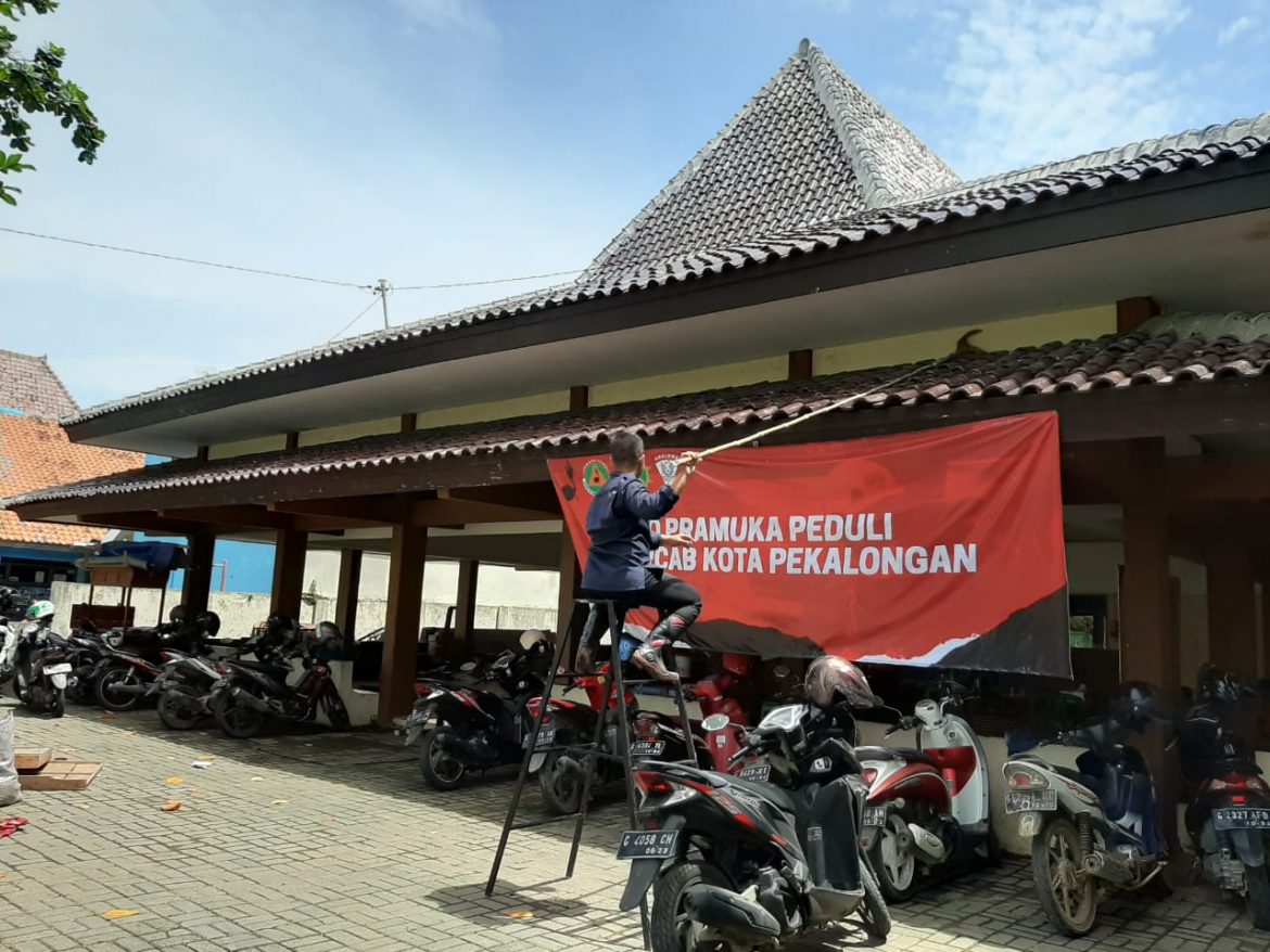 Anggota Pramuka Kwarcab Kota Pekalongan Bersama-sama Laksanakan Bersih Sanggar