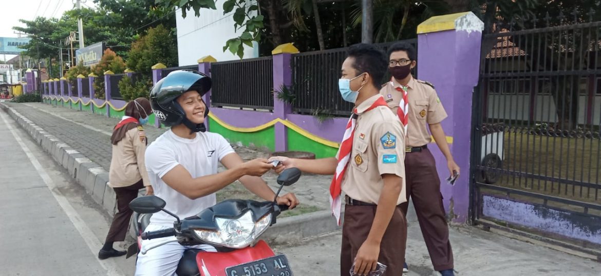 Piket Jaga Posko Pramuka Peduli Kwarcab Kota Pekalongan Berikan Edukasi Disiplin Memakai Masker