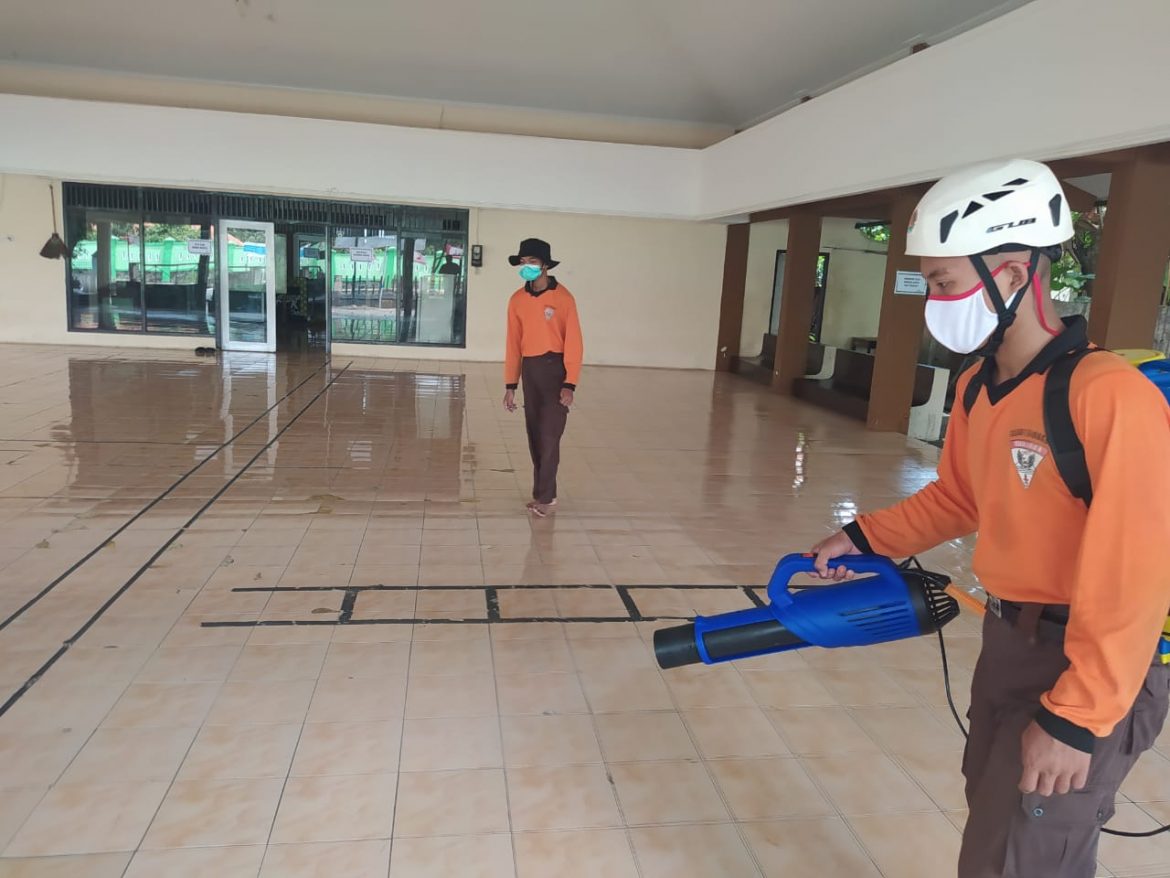 UPAYAKAN PENCEGAHAN PENYEBARAN COVID-19 SECARA MAKSIMAL, UBALOKA KWARCAB KOTA PEKALONGAN LAKUKAN PENYEMPROTAN DISINFEKTAN PADA SANGGAR PRAMUKA