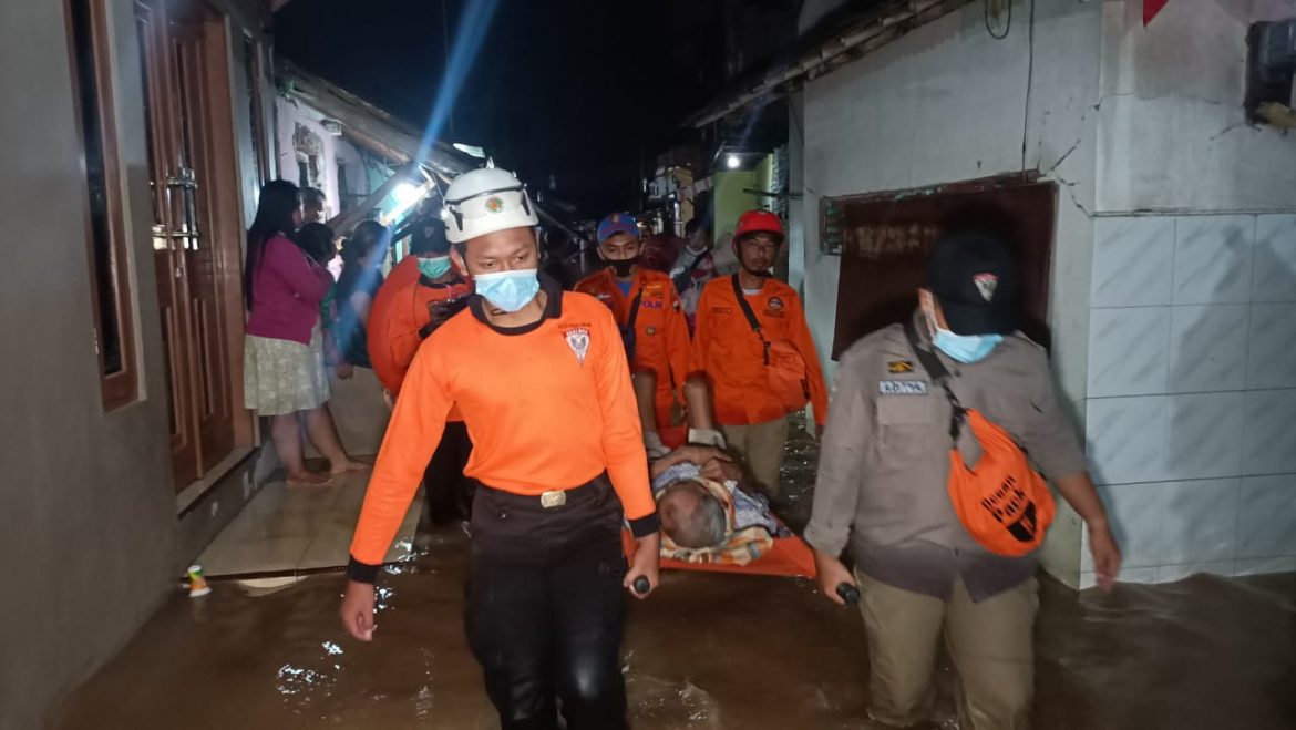 UBALOKA KWARCAB KOTA PEKALONGAN BERSAMA RELAWAN DAN BPBD KOTA PEKALONGAN MELAKSANAKAN OPERASI EVAKUASI TERDAMPAK BANJIR DI KOTA PEKALONGAN