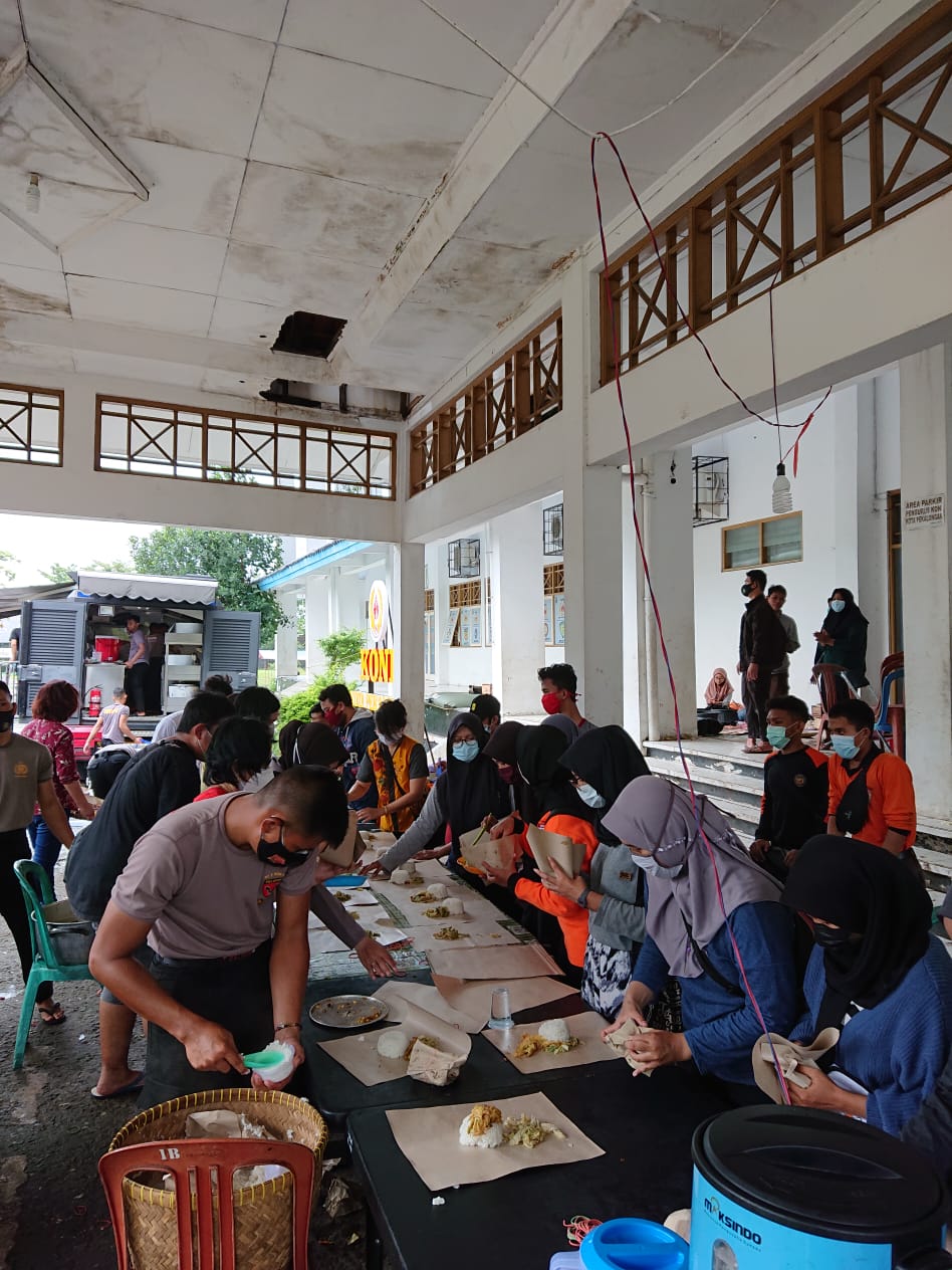 PRAMUKA PEDULI DAN UBALOKA KWARCAB KOTA PEKALONGAN IKUT MEMBANTU DAPUR UMUM TANGGAP BENCANA BANJIR