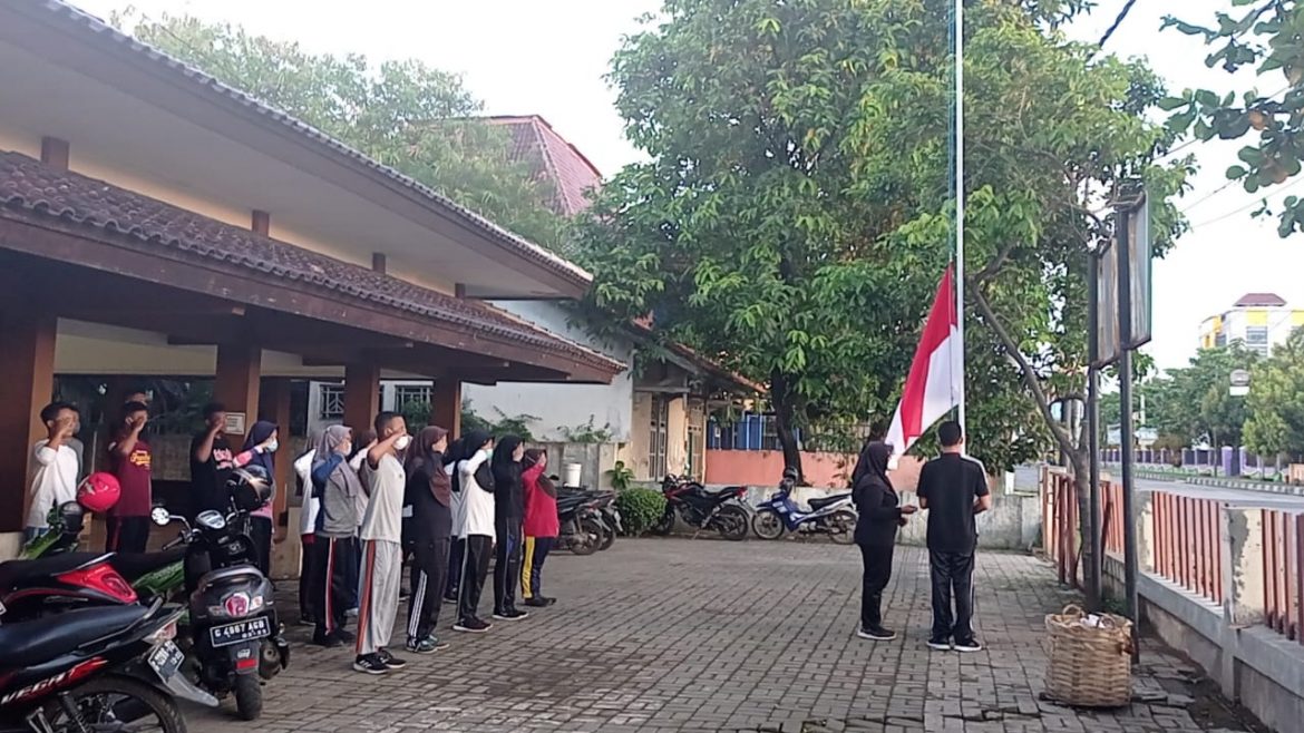 PASUKAN PRAWIRA KUSUMA SEBAGAI UNIT KEGIATAN DKC KOTA PEKALONGAN LAKSANAKAN APEL BERSAMA PENURUNAN BENDERA