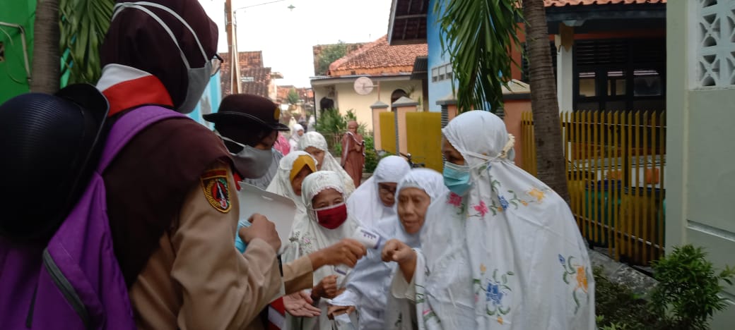 TIM AKSI PRAMUKA PEDULI KWARCAB KOTA PEKALONGAN MEMBANTU PENGAMANAN DAN PENERTIBAN PROTOKOL COVID-19 DI MASJID AGUNG JAMI KAUMAN PEKALONGAN