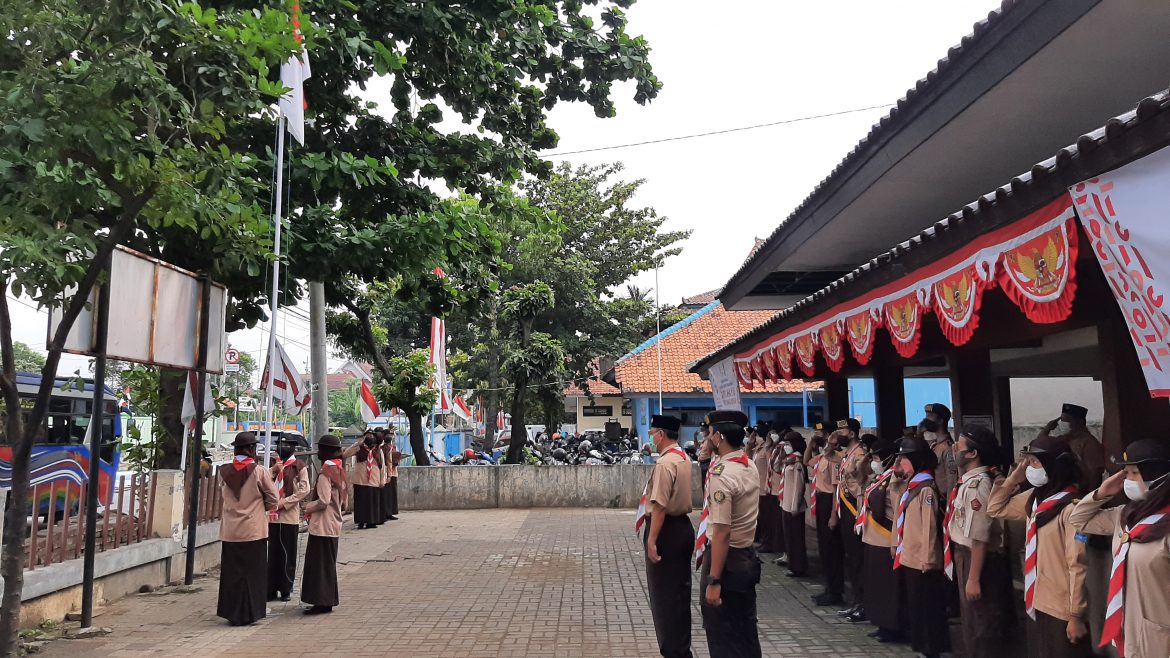 APEL PENGIBARAN BENDERA MERAH PUTIH SEBAGAI PERINGATAN HARI PRAMUKA KE-60 TAHUN 2021 DI KWARCAB KOTA PEKALONGAN