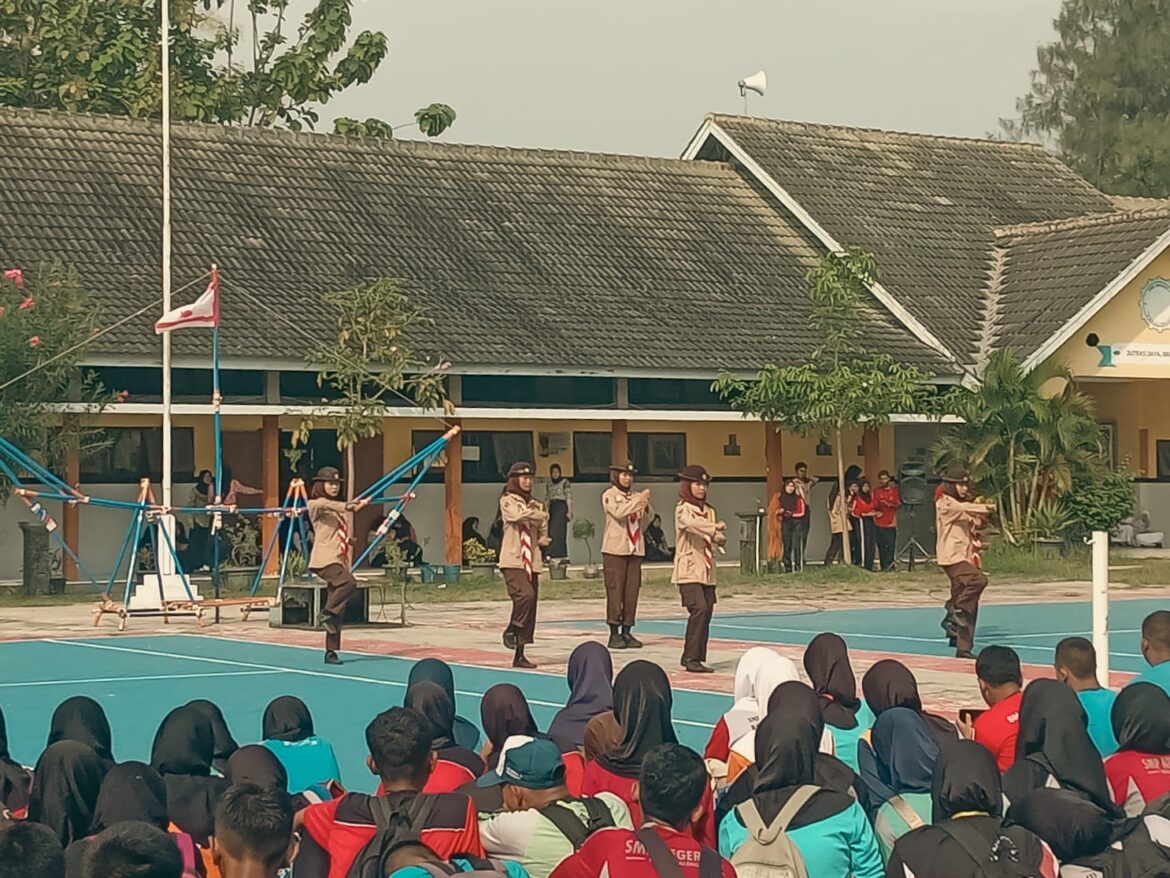 Serunya Joget Komando! Ambalan Dr. Soetomo dan Dewi Sartika Hibur Siswa Baru di MPLS SMKN 3 Pekalongan 2024